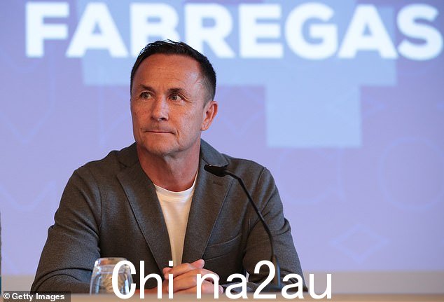 伸出援手:该剧的最新一期《19》在这笔交易中得到了她的足球运动员父亲丹尼斯(如图)的帮助,丹尼斯希望看到她追随迈克尔·欧文女儿的脚步“班级” =