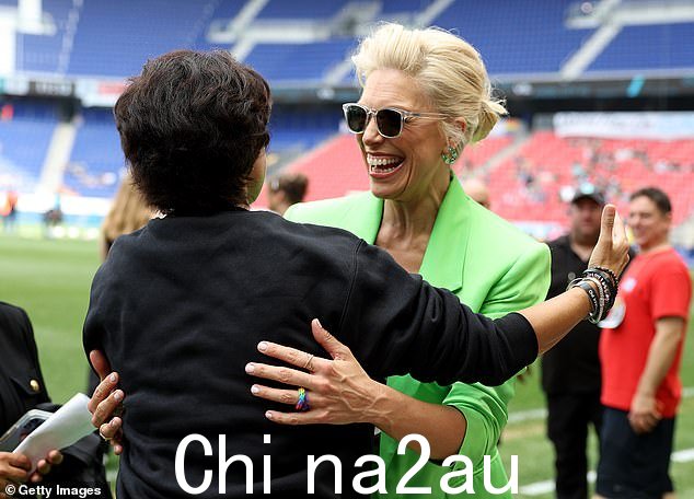 拥抱:她与 Angel City FC 联合创始人兼主席 Julie Uhrman 拥抱