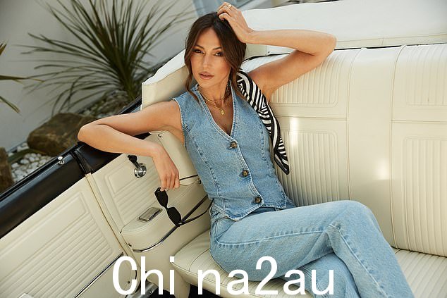 双牛仔布:坐在老爷车里时,她用白色和黑色的发带装饰了蓝色的造型