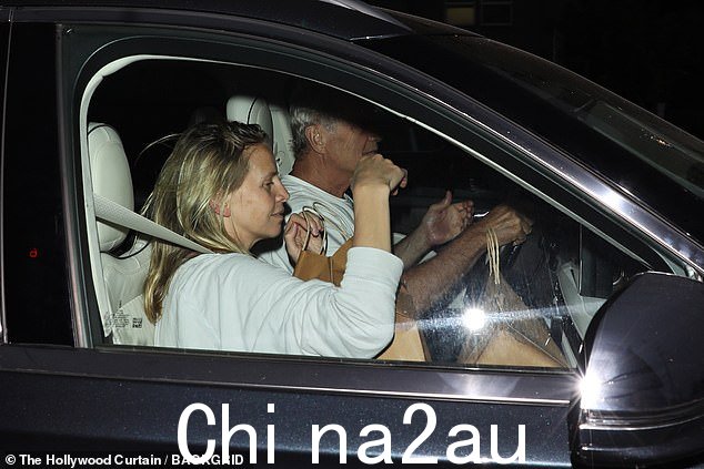 悠闲:这位 68 岁的演员和他的妻子 Kayte Walsh 一起拿起订单,然后带着两袋食物漫步回车里