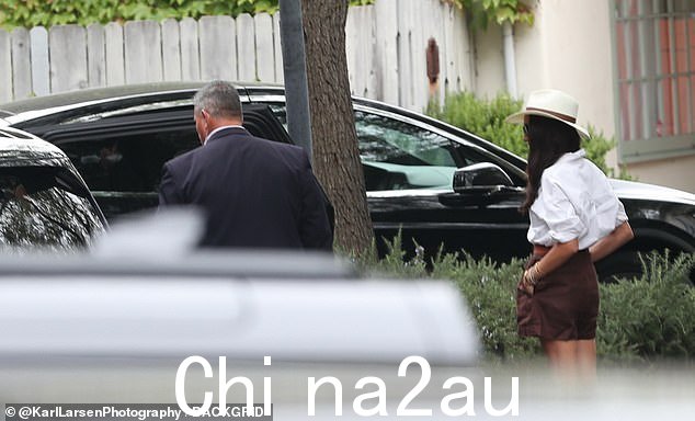 这对夫妇疑似保镖似乎为梅根打开车门