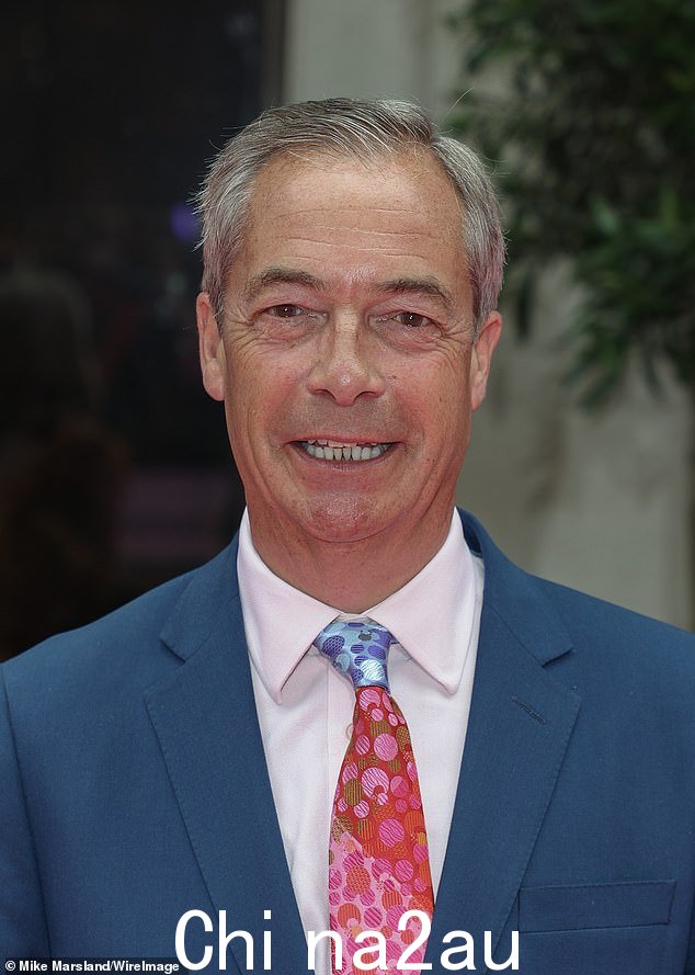 自然衰老!今年 4 月,奈杰尔·法拉奇 (Nigel Farage) 迎来了 59 岁生日,他的外表比平常更加清新,但他被迫否认接受整容手术