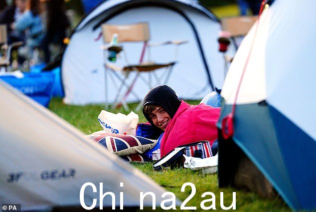 昨晚在温布尔登公园露营的一名网球迷带着睡袋和英国国旗枕头