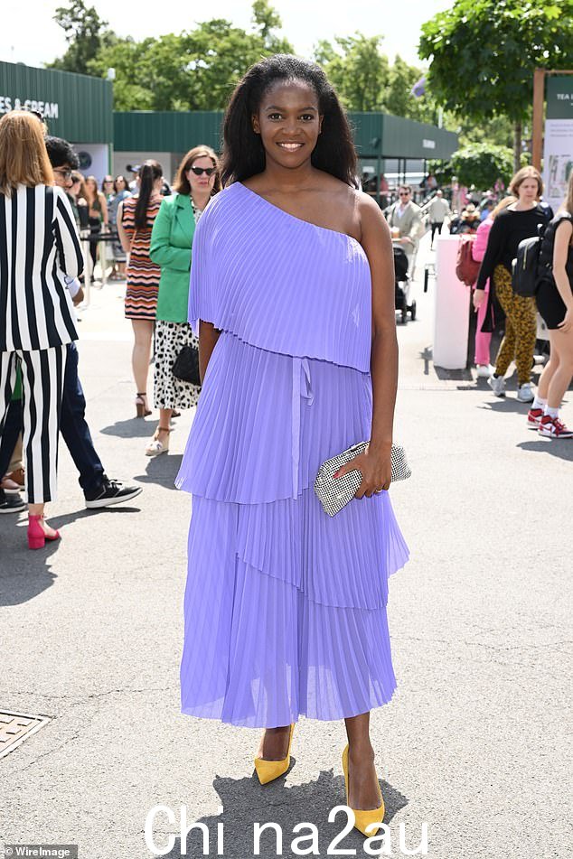 哇!真正的明星奥蒂·马布斯 (Oti Mabuse) 穿着一件单肩紫色分层连衣裙,四层有戏剧性的褶边,看起来非常漂亮,同时她还用黄色高跟鞋增添了流行色彩