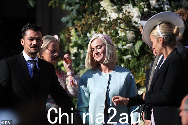 明星:凯蒂·佩里和奥兰多·布鲁姆在艾莉的婚礼上合影