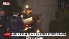 悉尼西部汽车与公共汽车相撞后翻入房屋前院，两人入院治疗