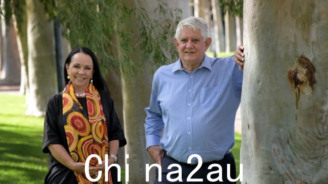 天空新闻主持人 Peta Credlin 对前自由党人进行了攻击议员肯·怀亚特(Ken Wyatt)(与工党议员琳达·伯尼合影)指责他加入了“怨恨的前自由党行列”。图片:NCA NewsWire/Sharon Smith