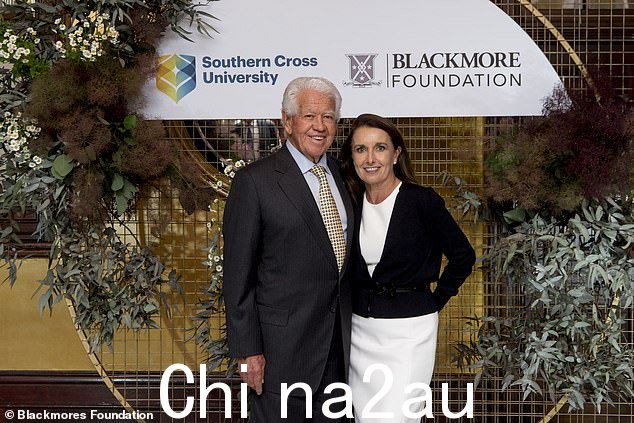 图:马库斯·布莱克莫尔和他的妻子卡罗琳。 1995 年,马库斯 (Marcus) 以 131 万美元的价格买下了纽波特 (Newport) 公寓,这对夫妇对这处公寓进行了大规模翻修
