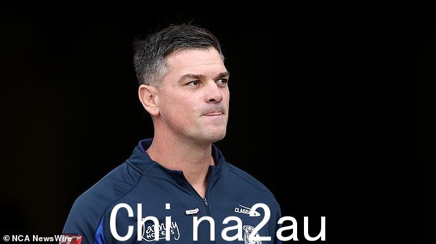 卡梅伦·西拉尔多 (Cameron Ciraldo) 刚刚担任 NRL 主教练第一年,但已经情绪低落,许多球迷呼吁他辞职