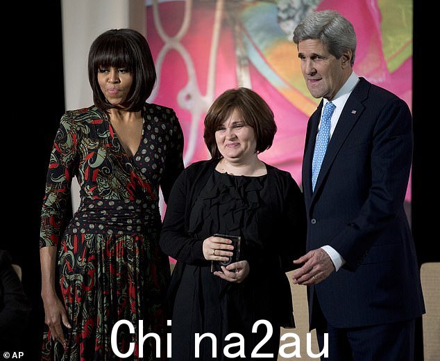 时任美国第一夫人米歇尔·奥巴马(左)和时任美国国务卿约翰·克里(右)于 2013 年向俄罗斯人权活动家埃琳娜·米拉希娜颁发国务卿国际妇女勇气奖