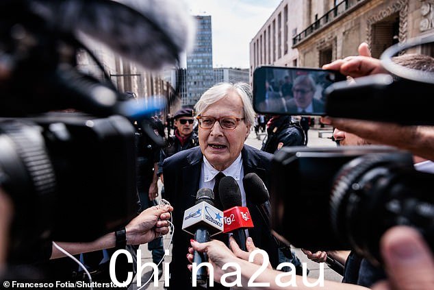 Sgarbi 出席 6 月 14 日在米兰举行的西尔维奥·贝卢斯科尼国葬