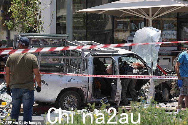 一名发言人告诉以色列陆军电台,警方怀疑袭击者是来自约旦河西岸的巴勒斯坦人,一名平民急救人员将其“制服”