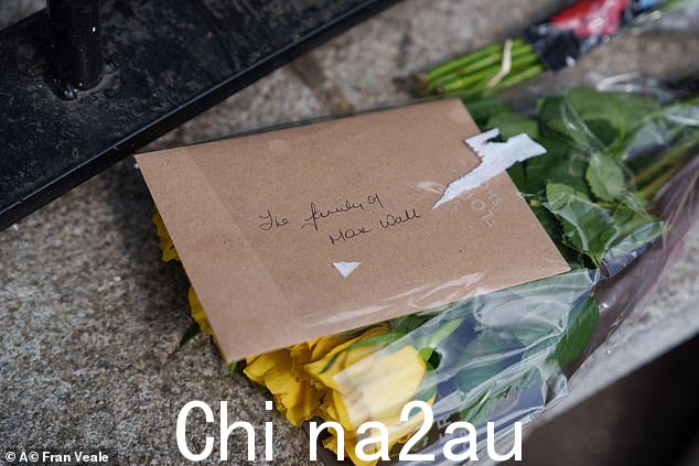 致敬:鲜花留在都柏林鲍尔斯布里奇的圣迈克尔学院,这两名年轻人曾就读于此