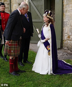 国王查理三世在访问 Kinneil House 期间向苏格兰博内斯公平女王 Lexi 致意,标志着他加冕后的第一个荷里路德周