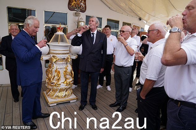 前游艇船员在国王今晚在爱丁堡游览游艇时向国王举杯