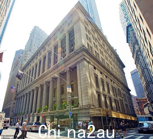 这名少年的尸体被发现坐在华尔街 Cipriani Club Residences 一套价值 95 万美元的一居室公寓的椅子上