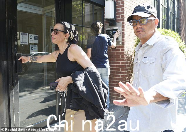 罗伯特·德尼罗已故孙子莱安德罗 (Leandro) 的父母在周日去世后,抵达母亲位于纽约市的公寓,向这位 18 岁的孩子表示敬意