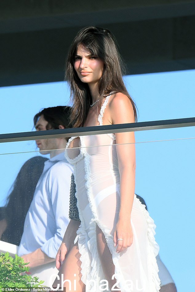 夏日氛围:艾米丽·拉塔科斯基 (Emily Ratajkowski) 是周一出席亿万富翁体育大亨迈克尔·鲁宾 (Michael Rubin) 在汉普顿举行的 7 月 4 日派对的众多名人嘉宾之一