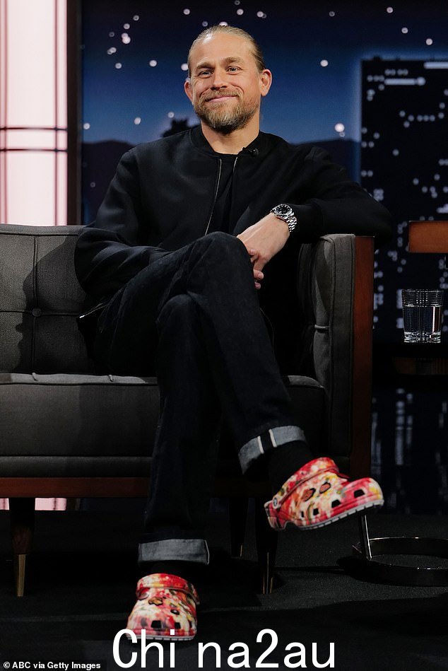 查理·亨纳姆 (Charlie Hunnam) 是一位废金属经销商的儿子,据报道,他在纽卡斯尔一家鞋店被一名生产经理发现后,在拜克格罗夫 (Byker Grove) 获得了幸运的突破(2022 年吉米金梅尔现场拍摄)