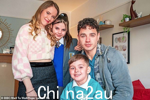 返回:凯蒂在四个系列中扮演 Chlo Grainger,然后在 200 年后离开9 并在去年节目回归时再次扮演她的角色(与 Adam Thomas 合影)