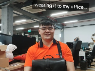 该男子甚至添加了他自己的工作服非常引人注目。图片:TikTok