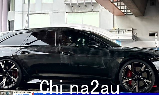 Alen Mo的驾驶座窗户拉迪安的车(枪声四起