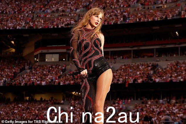 流行巨星泰勒·斯威夫特 (Taylor Swift) 的一首歌曲在全球巡演期间在世界各地演唱后,湖区假期的受欢迎程度增加了三倍。照片中这位歌手上周五在俄亥俄州辛辛那提的 Paycor 体育场表演
