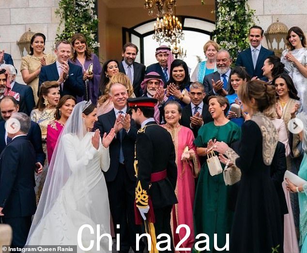 约旦王后拉尼娅在 Instagram 上分享了她的儿子约旦王储侯赛因和他的新婚妻子 Rajwa 婚礼上的精选照片(如图)