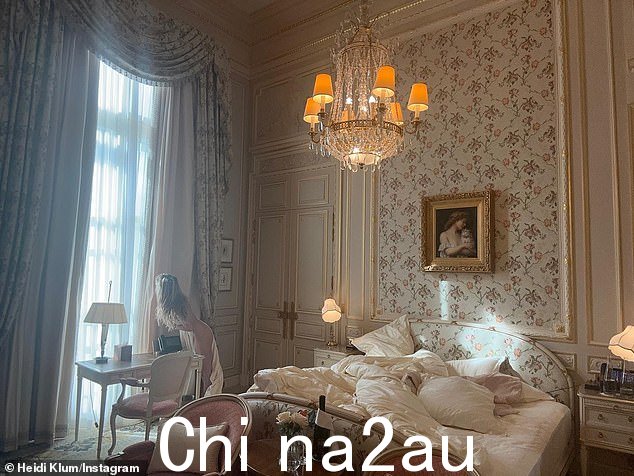 '你好!'周三早上,艾美奖得主海蒂·克鲁姆 (Heidi Klum) 在她豪华的巴黎酒店的床边拍摄了两张照片,展示了她的臀部