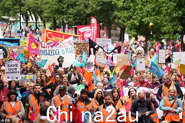 NEU – 与 NASUWT 教学联盟、NAHT 学校领导联盟以及学校和学院领导协会 – 目前正在英格兰投票选举其成员,以便在秋季采取行动。罢工者今天在威斯敏斯特合影