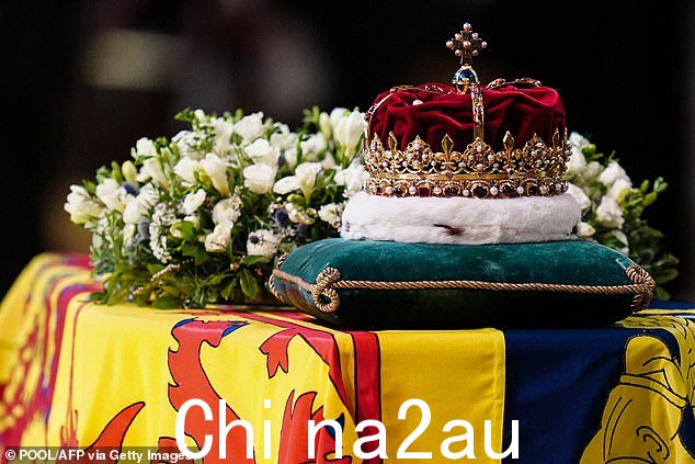 爱丁堡圣吉尔斯大教堂内伊丽莎白二世女王棺材顶上的苏格兰王冠