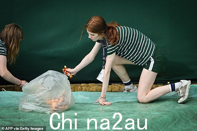 今天,舞女们在 18 号球场捡起了“停止石油”示威者扔出的橙色五彩纸屑