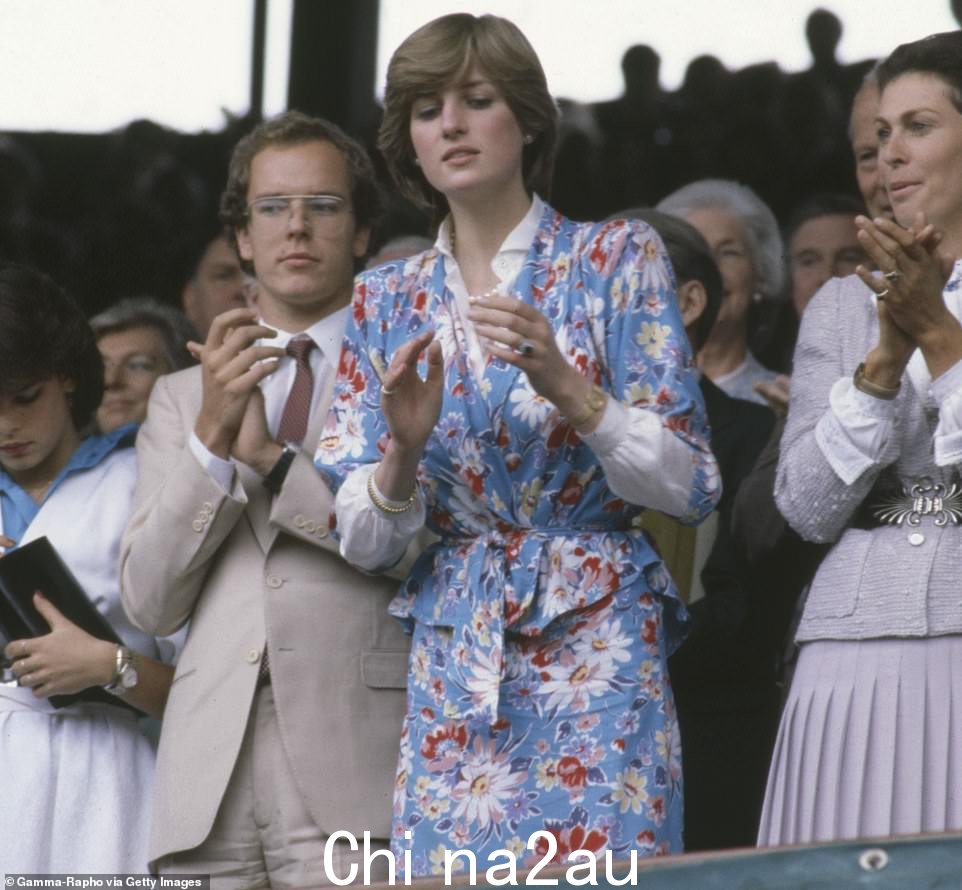 戴安娜王妃在 1981 年享受温布尔登网球公开赛,就在她与当时的威尔士亲王查尔斯国王结婚前几周