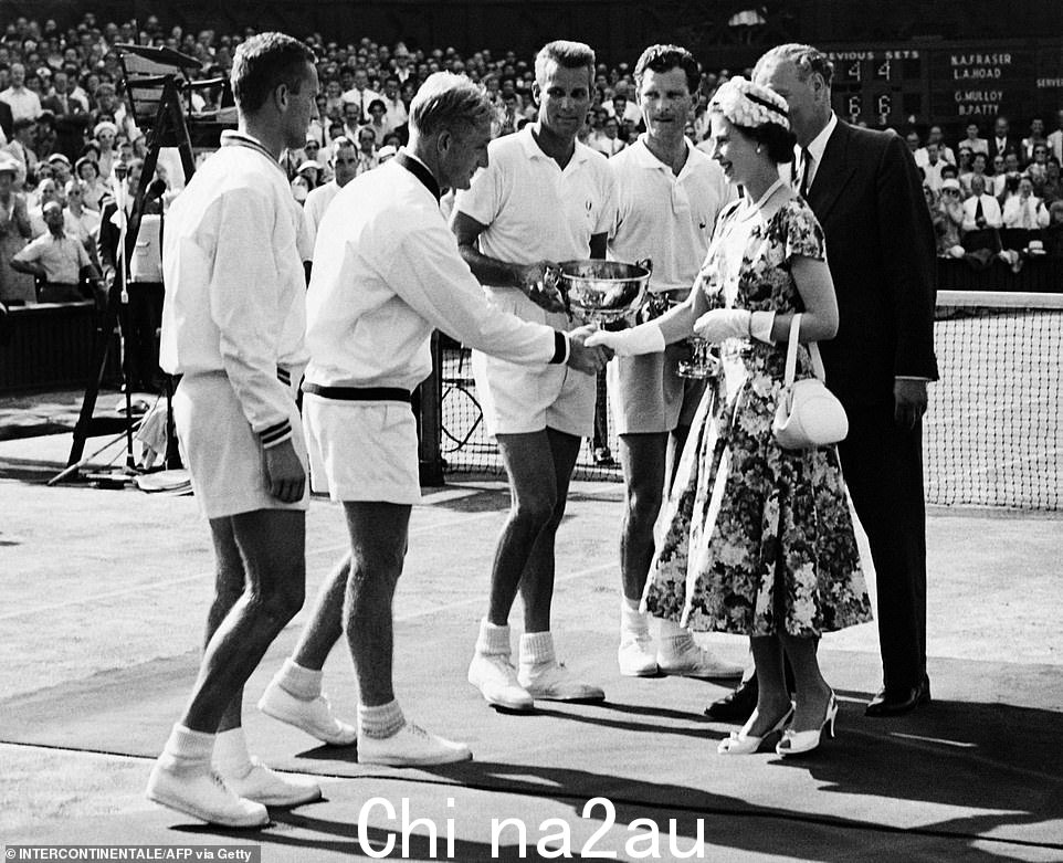 伊丽莎白二世女王在 1957 年男子双打决赛中向选手们表示祝贺,观众们欣喜地观看