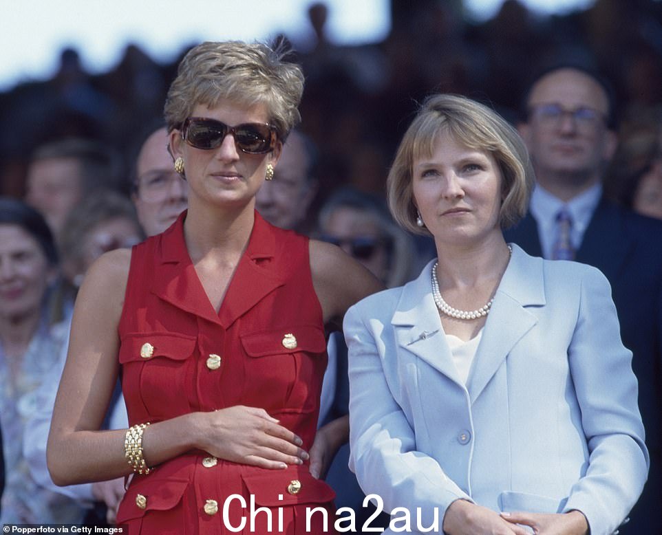 1994 年,戴安娜王妃与她的朋友朱莉娅·塞缪尔一起出现在温布尔登的皇家包厢中
