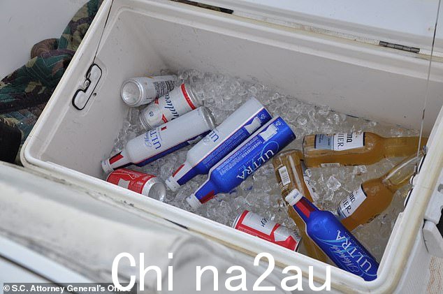 在船上看到装满啤酒的冷藏箱。 2019 年 2 月 24 日事故发生时,这些青少年都还未成年,他们在烤牡蛎中度过了一个晚上