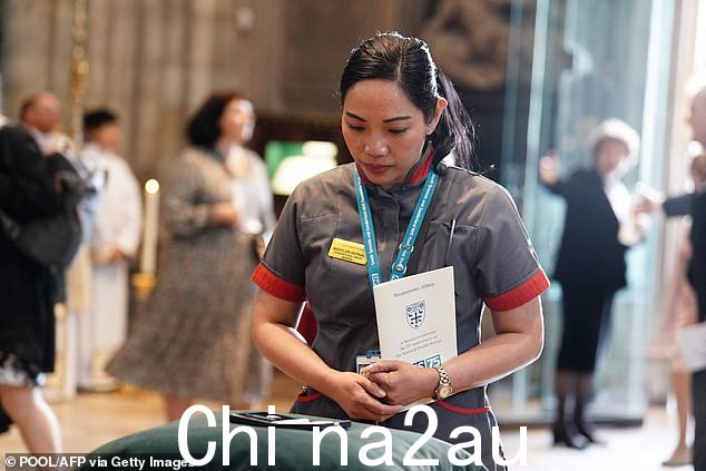 一位客人看着向国家医疗服务体系颁发的乔治十字勋章