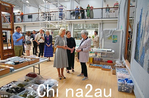 卡米拉会见了织布工、工作人员和当地手工艺人,作为她丈夫查理三世国王加冕后第一个荷里路德周的一部分