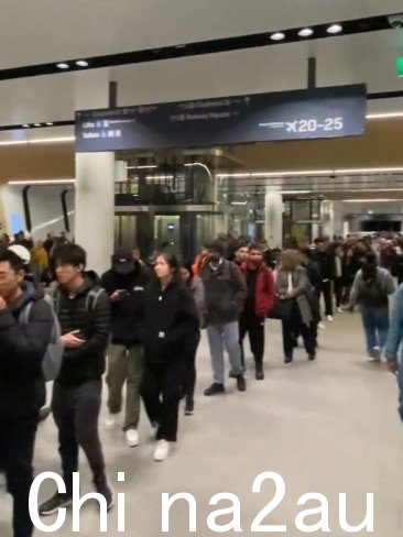 新南威尔士州交通局表示,高峰时段的中断是由“人员资源问题”造成的,运营商建议悉尼人“检查信息屏幕”在上火车之前。”图片:Brookiyuki via Twitter