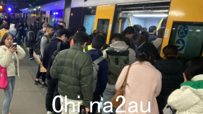 T1 西部线和 T5 坎伯兰线在两个方向上完全停止,乘客必须使用替代巴士服务。图片:Pinaki Chatterjee via Twitter