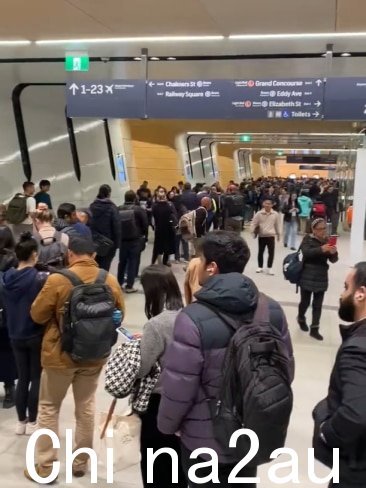 悉尼人被警告称，由于“人员资源问题”，周四晚上预计将出现严重延误，有报道称大规模火车取消且服务运行频率降低。图片：Brookiyuki via Twitter