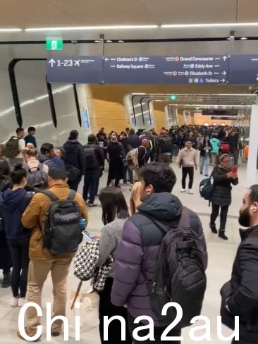 悉尼人被警告称,由于“人员资源问题”,周四晚上预计将出现严重延误,有报道称大规模火车取消且服务运行频率降低。图片:Brookiyuki via Twitter