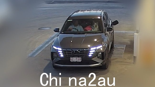 周四警方公布了从一辆汽油车上拍摄的闭路电视涉嫌抢劫的当天下午 4.30 左右，在扬巴车站，一名男子驾驶着据信是杜尔曼偷来的现代汽车。图片：昆士兰警方。