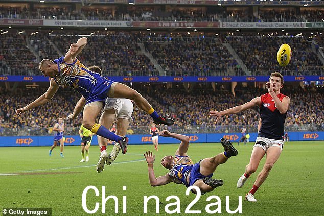 前 AFL 球员正在发起集体诉讼,反对 AFL 对脑震荡相关伤害的治疗(图为老鹰队球星丹尼尔·维纳布尔斯(中),因头部撞击而结束了他的职业生涯)