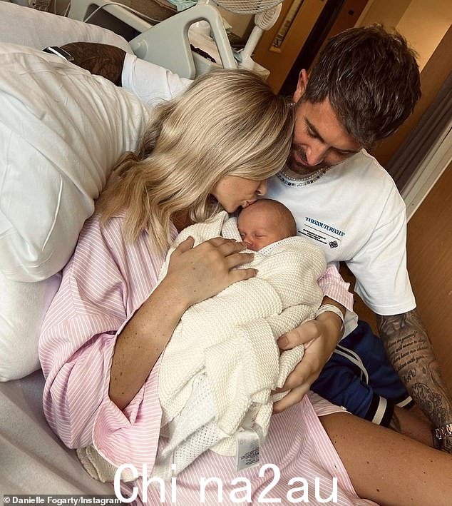 新增内容:这位影响者透露,她周一在 Instagram 上与丈夫 Ross Worswick 发布了一条甜蜜的帖子,迎来了她的第二个孩子