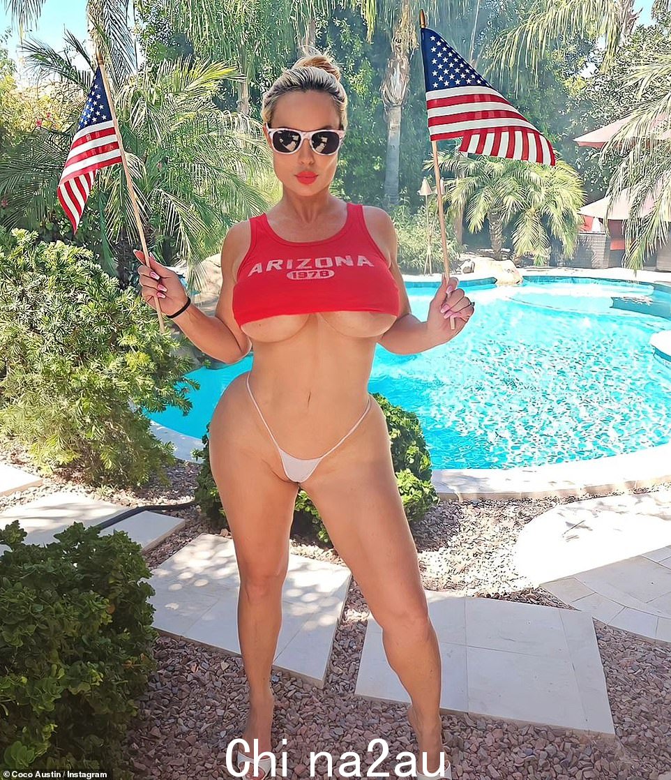 太多值得一看的地方:可可·奥斯汀 (Coco Austin) 穿着白色小丁字裤,搭配红色亚利桑那短上衣,露出下胸部;她的丈夫 Ice-T 保护她免受不喜欢这种外观的巨魔的攻击