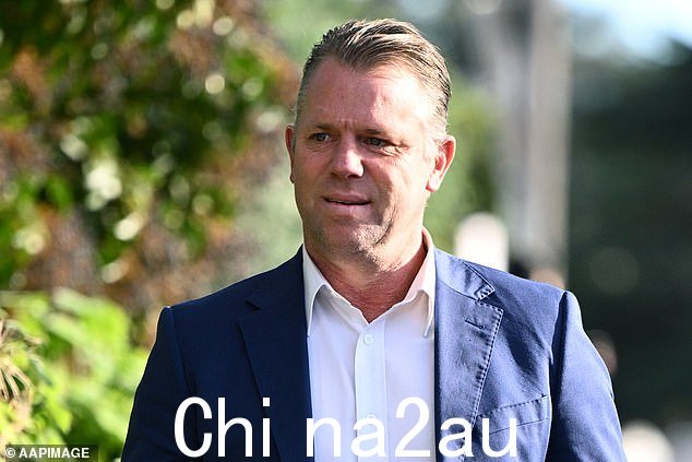 Archer(周四在法庭外拍摄)承认在这起事件中粗心驾驶,导致一名骑自行车的人住院