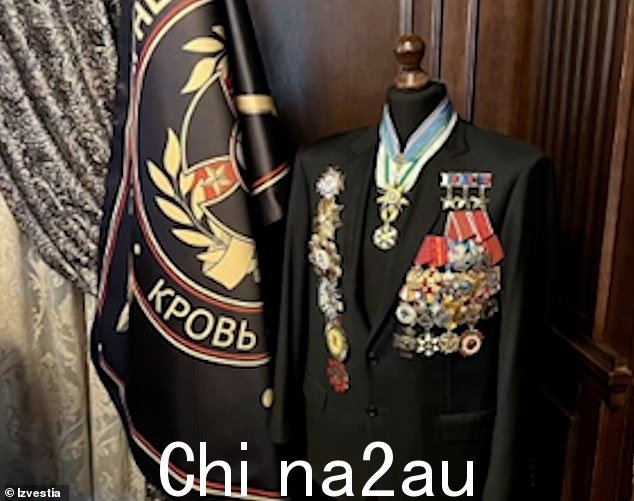 在私人军事领导人的宫殿中拍摄的贵重物品中有一件俄罗斯军装,上面装饰着大约两打奖章