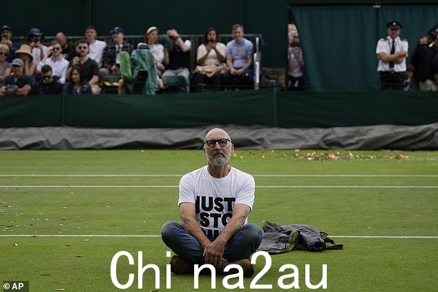 一名抗议者昨天进行了短暂的静坐,然后被温布尔登保安人员护送离开