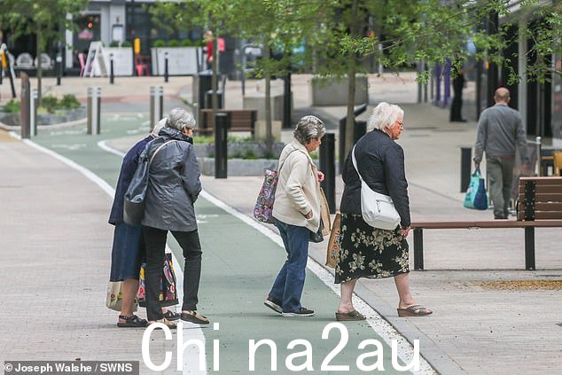 一位购物者说,如果有一天有人没有摔倒,他们会感到‘惊讶’” class=